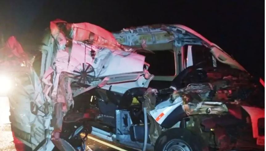 Ambulância bate em caminhão parado na pista e quatro pessoas morrem na MS-156